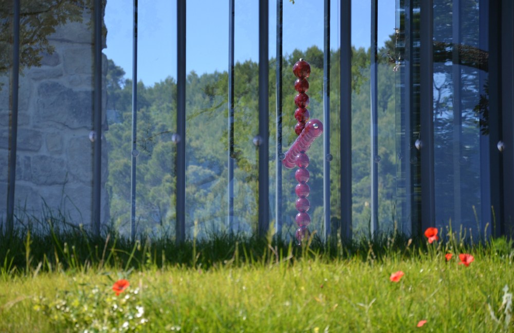 Jean Michel Othoniel, Croix 2007-2008, vue dans un reflet de la Chapelle (2011) de Tadao Ando, © Jean-Michel Othoniel 2016, © Tadao Ando 2016 Photographe (c) Chateau la Coste 2016