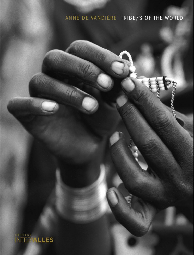 couverture_tribus_du_monde_anne_de_vandiere