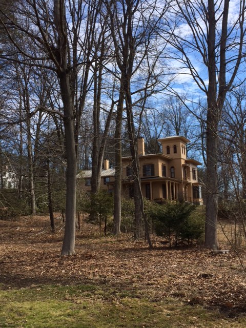 Amherst. Derrière les arbres, la maison d'Emily Dickinson