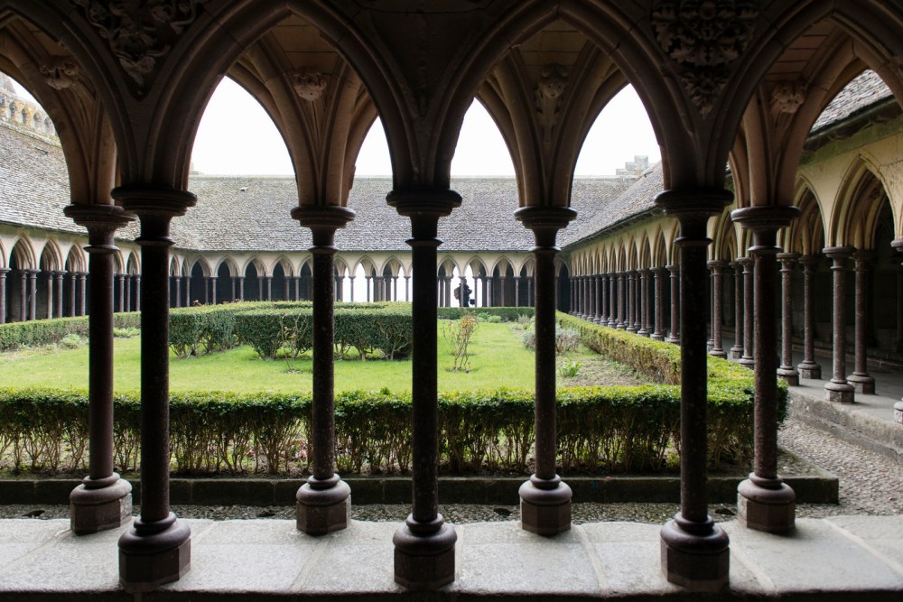cloitre-Mont-Saint-Michel-double-rangee-colonnettes_0_1400_934