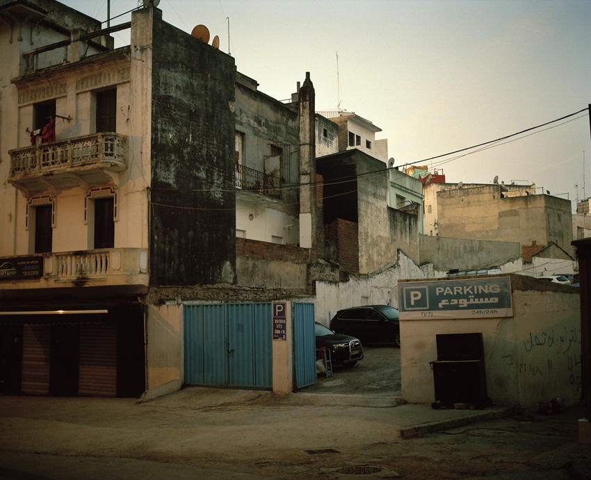 Tanger. Maroc. 2016. Parking sur la rue de Fès