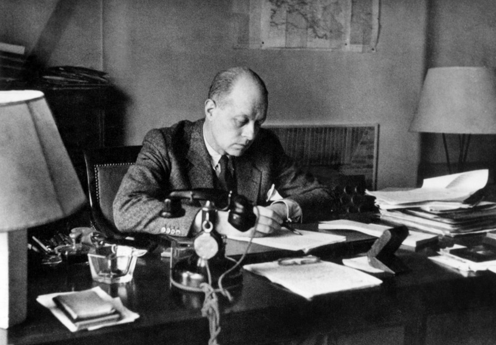 Drieu-la-Rochelle-a-son-bureau-rue-des-archives