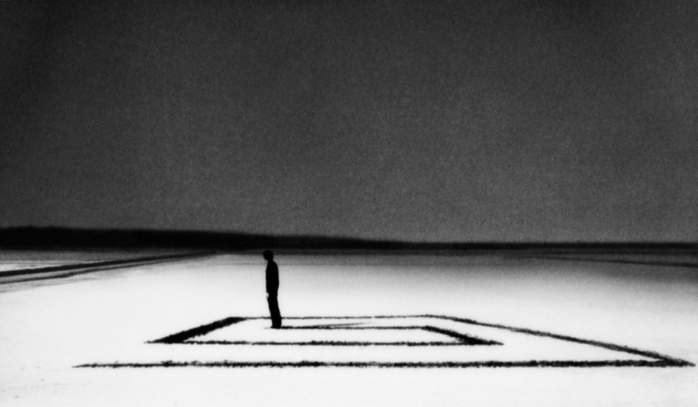 Longue Distance CM Devant l'escalier de verre