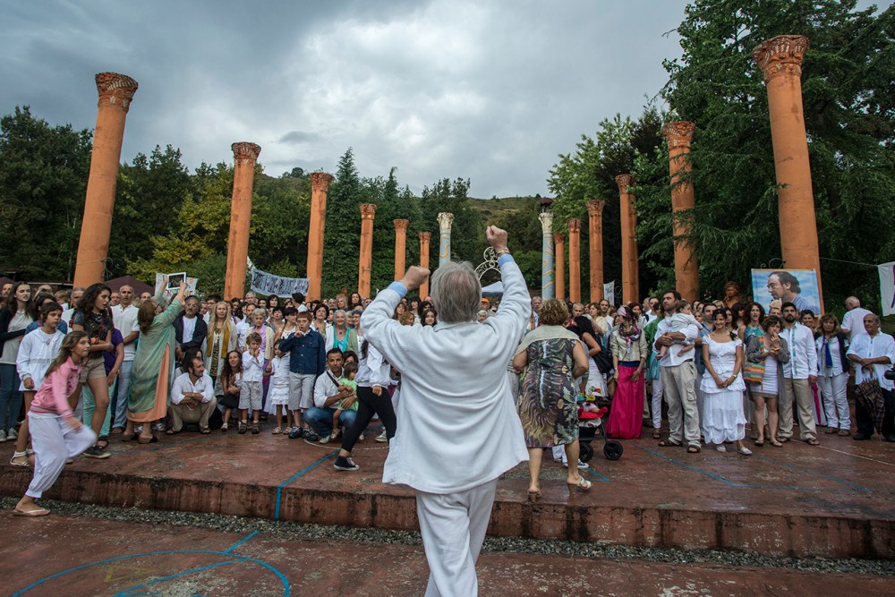 Once a year all the members of the community ìSpiritual People