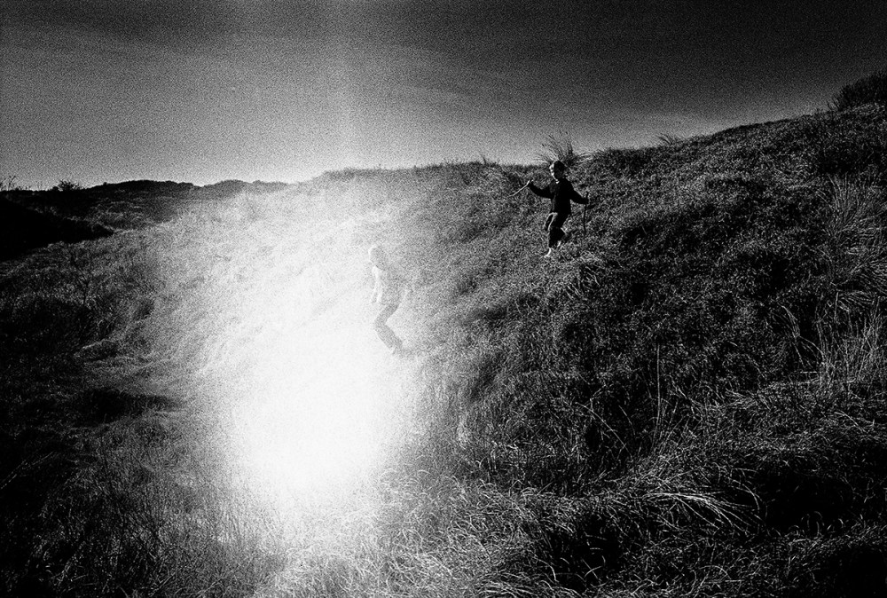 LOA 109, Boy and girl running on sanddune, Holland 2005