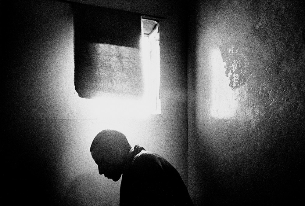 LOA 15, Man under window, Paris 1999