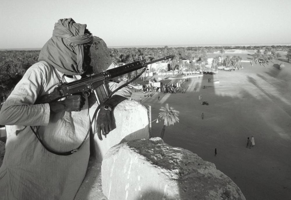 Un combattant toubou veille sur la palmeraie de Faya-Largeau.JOSE NICOLAS