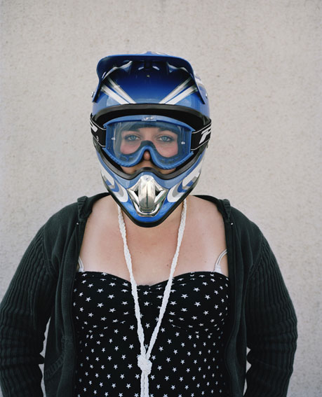 05 Jeune fille casque╠üe