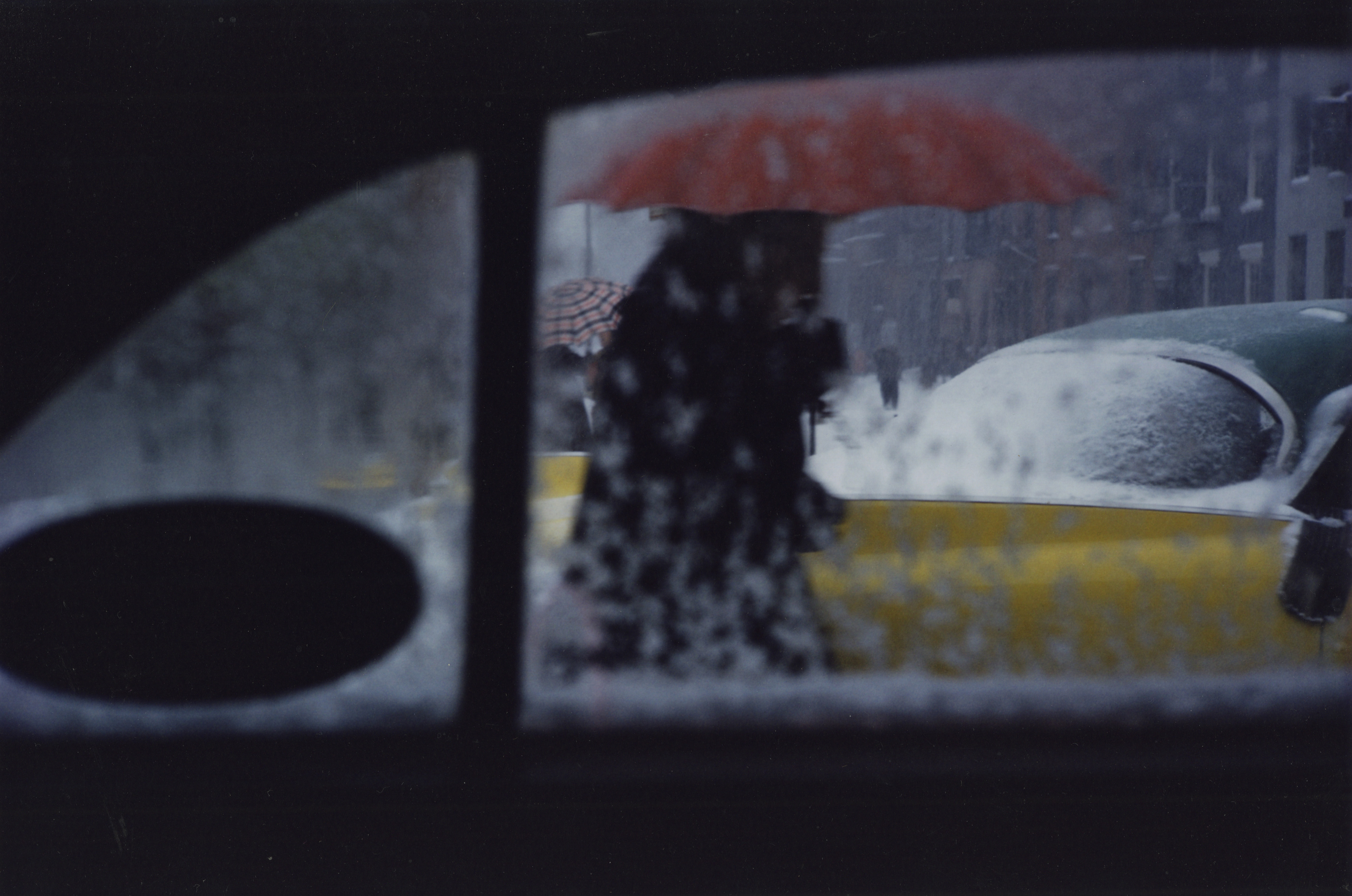 9-Saul Leiter _Red Umbrella 1955