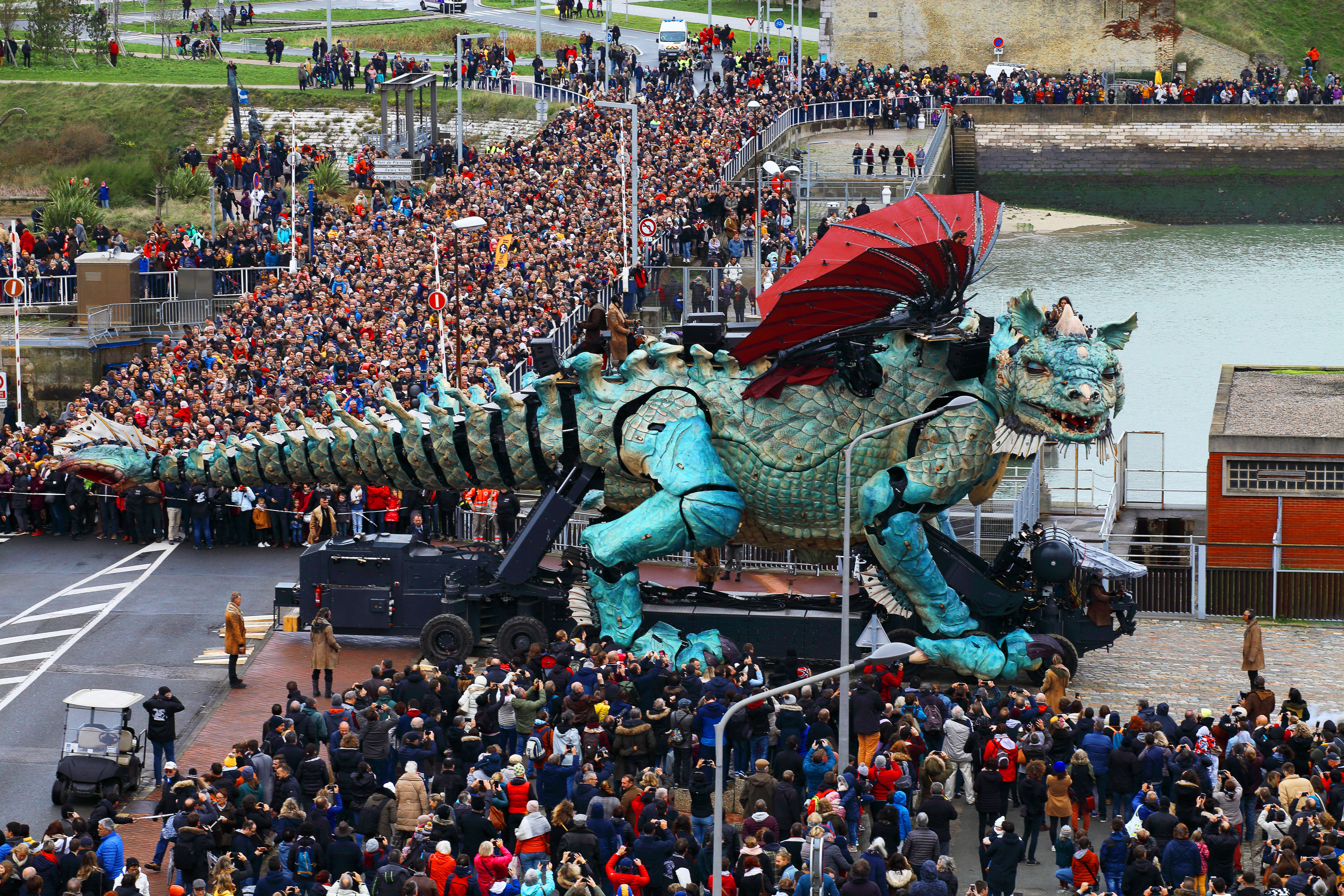 Premier jour du spectacle inaugural_le Dragon entre dans la ville (c) Jordi Bover