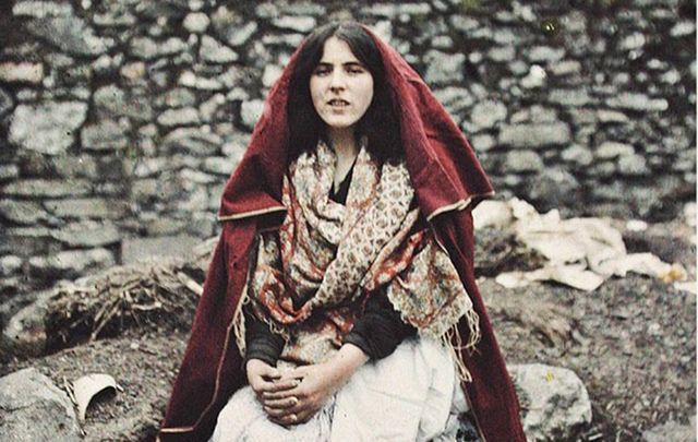838_cropped_mi-red-cape-claddagh-galway-marguerite-mespoulet-and-madeleine-mignon-alba