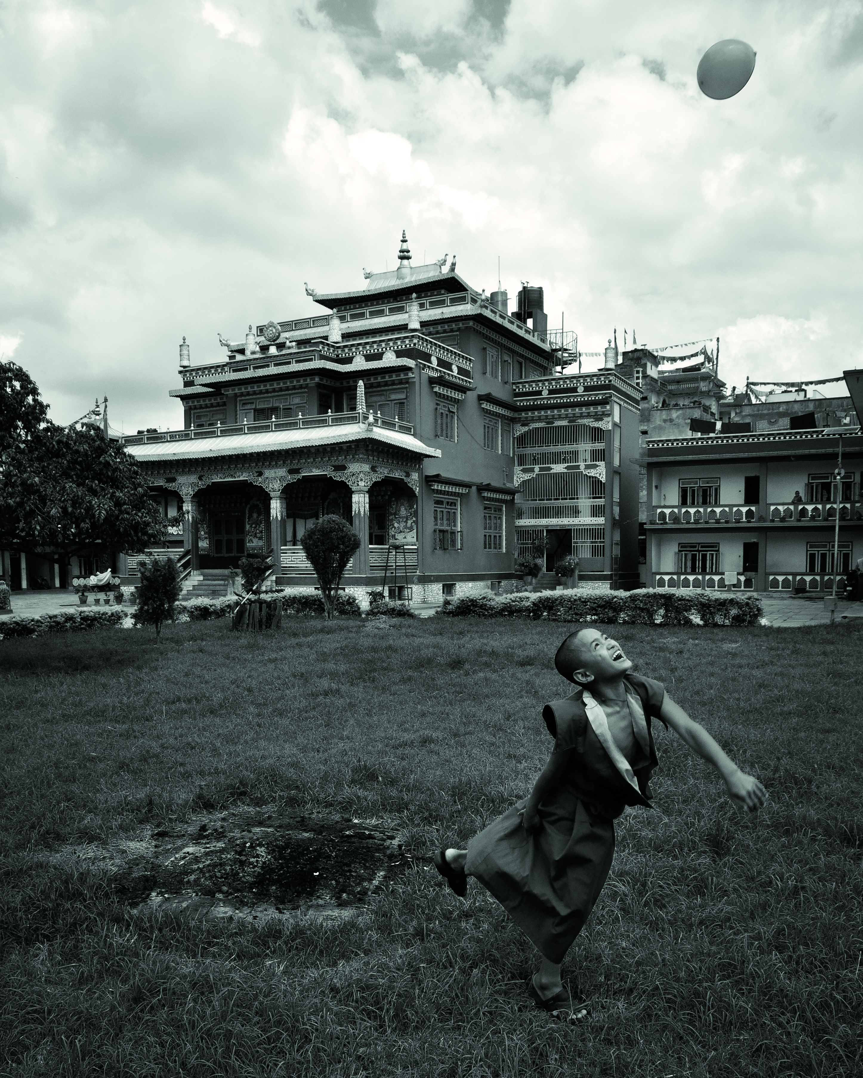 Novice et le ballon Pal-Nye Ne╠üpal 2012-Isabelle Garcia-Chopin ┬®