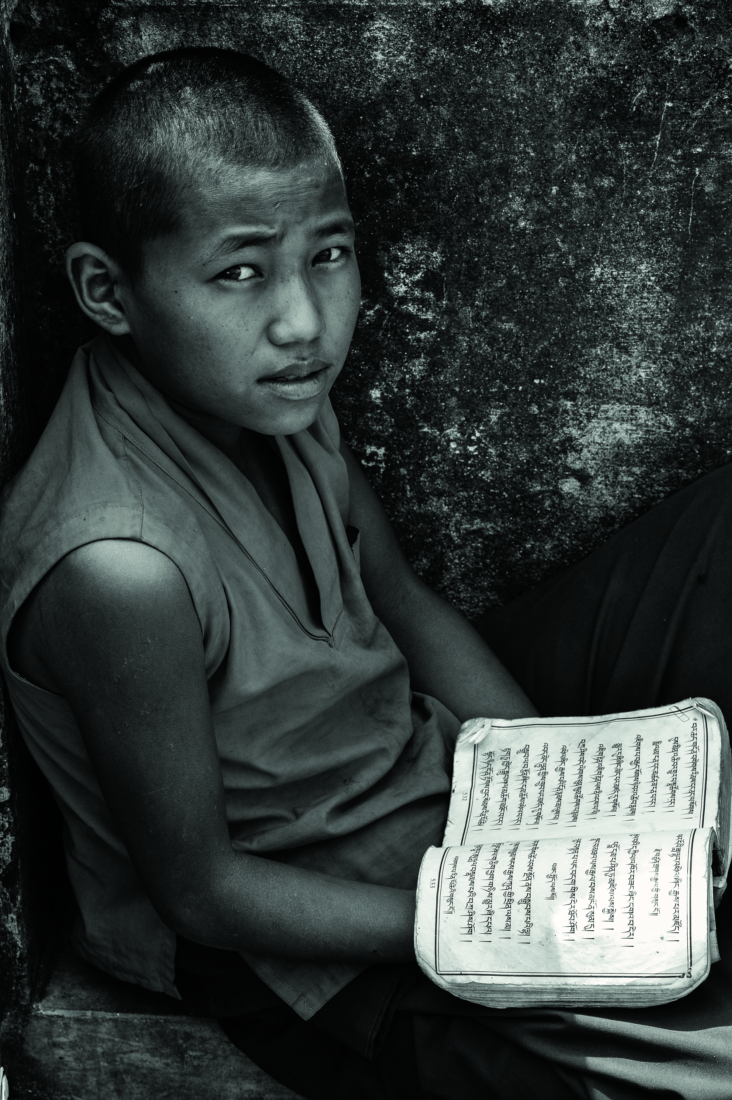 Novice et le livre sacre╠ü be╠ürokyentse╠ü Ne╠üpal 2013 Isabelle Garcia-Chopin ┬®-2