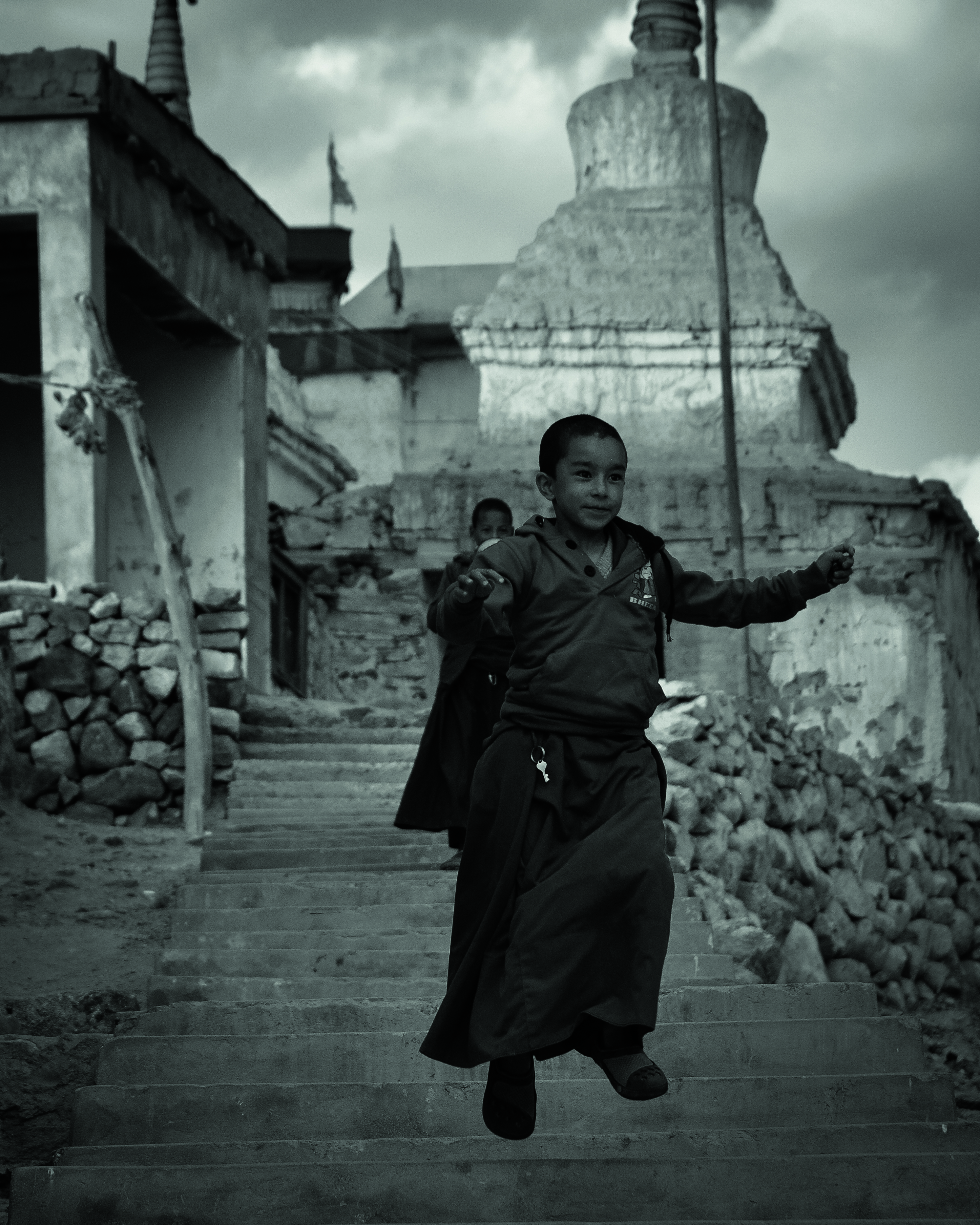 Novice sautant les marches du monaste╠Çre Phyang Ladakh 2014-Isabelle Garcia-Chopin ┬®