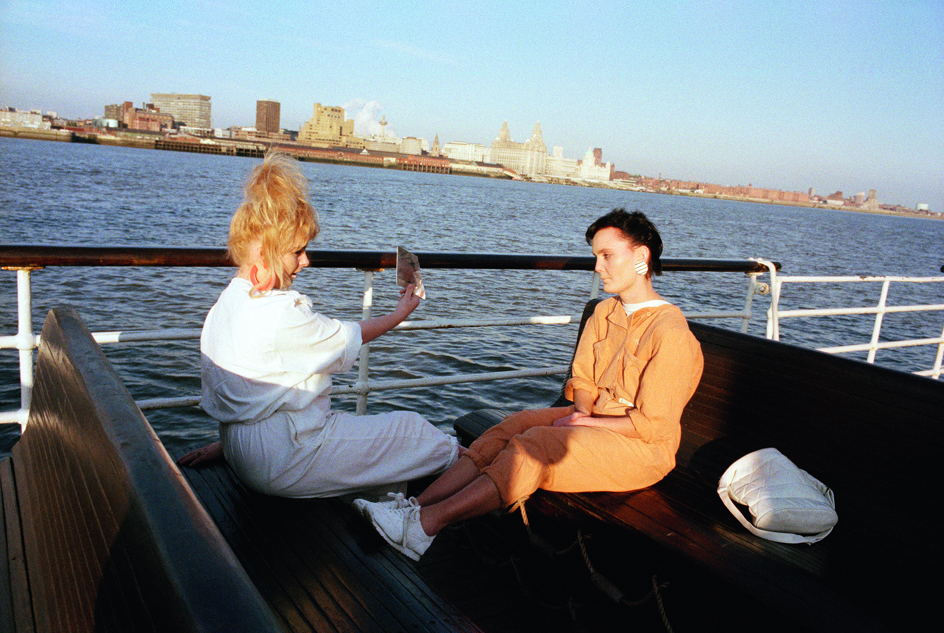 21-89GirlsonFerry 001