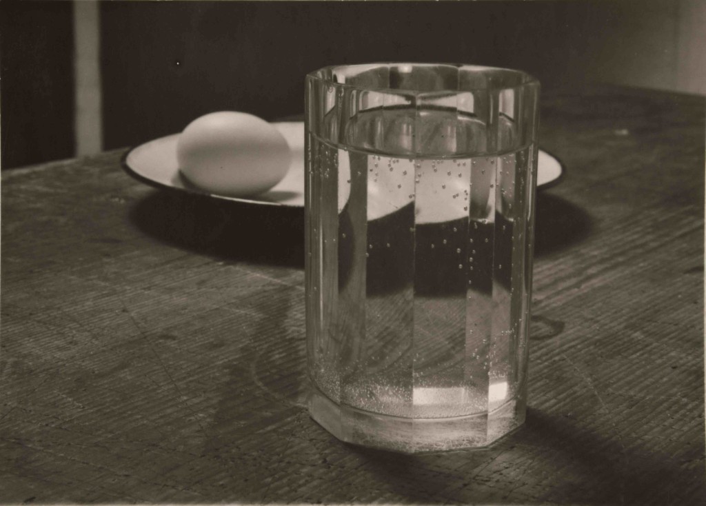 josef-sudek-composition-oeuf-assiette-verre-1950-1954-binochz-and-giquello-drouot