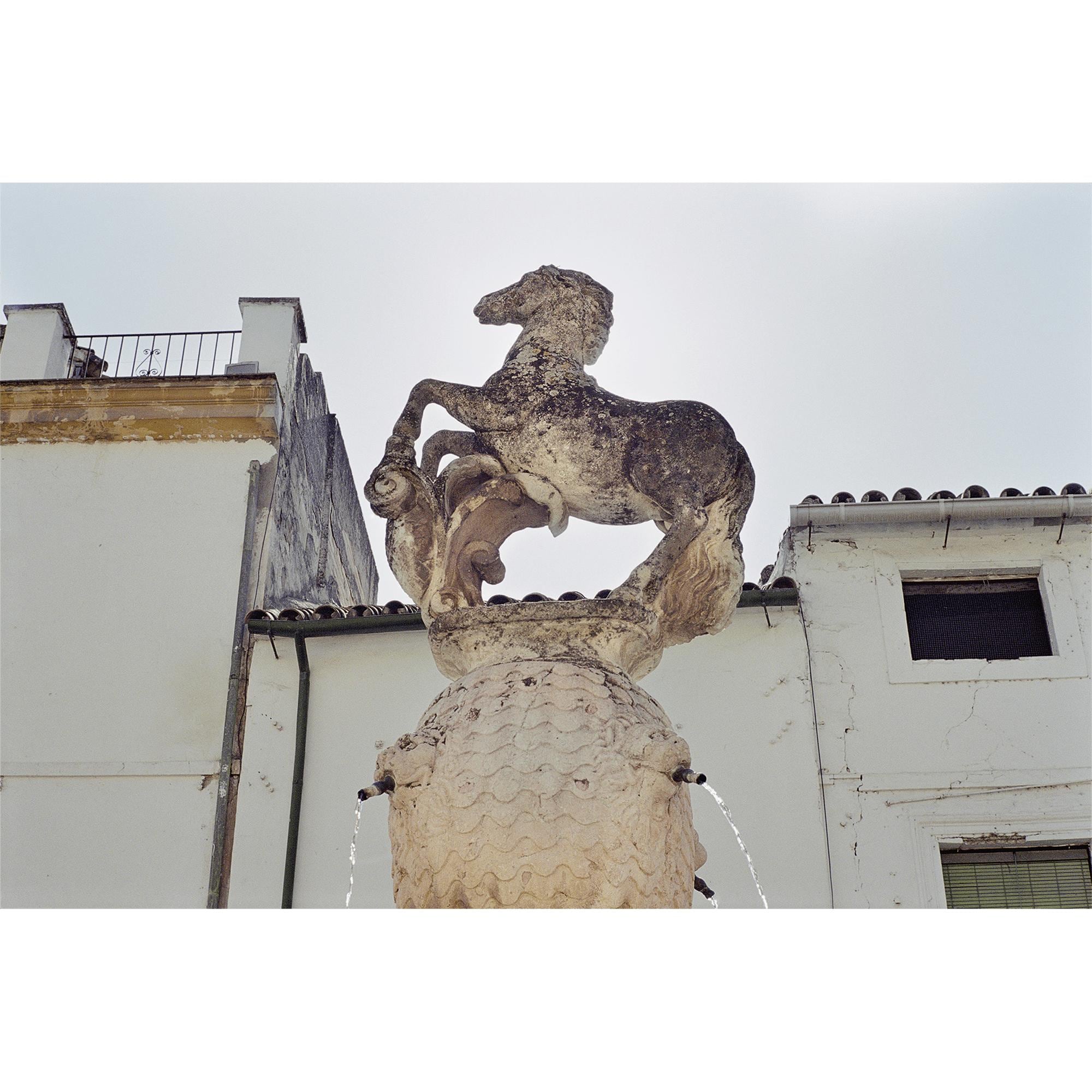 louis-vuitton-fashion-eye-cordoue-córdoba-par-miles-aldridge-livres-et-écriture--R08921_PM1_Other view